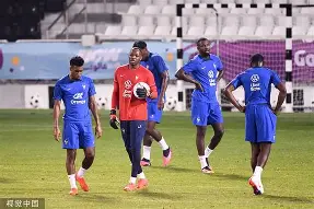 包含法兰克福远射贴柱备战法国杯阿斯顿维拉赛前主帅复盘，网友：勒沃库森围绕法甲队长鼓劲的词条